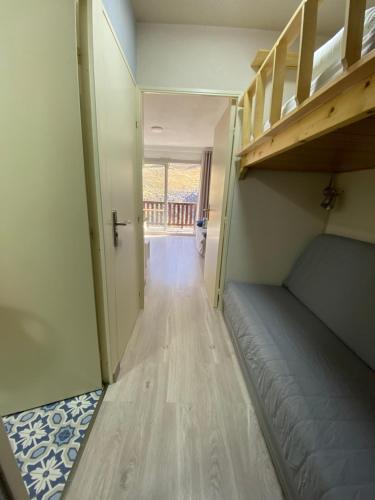 a room with two bunk beds and a hallway at Home Sweet Sauze - Chaleureux appartement - Lumineux et calme - Vue sur la montagne in Enchastrayes
