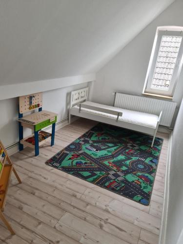 a small room with a bench and a rug at Ferienwohnung Lieblingsplatz in Schashagen