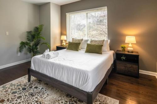 Ένα ή περισσότερα κρεβάτια σε δωμάτιο στο Stunning 2BR Apartment Near Downtown