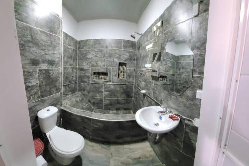 a bathroom with a tub and a toilet and a sink at Casa Campestre Villa Maria in San José del Guaviare