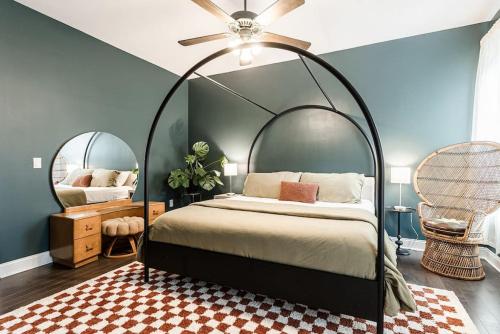 Tempat tidur dalam kamar di Luxury Penthouse Washington Park