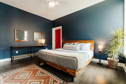 1 dormitorio con cama y pared azul en Lux Washington Park with Rooftop Patio, en Cincinnati