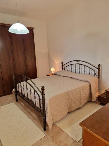una camera con un grande letto di Mari e Monti a Scano Montiferro