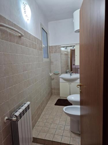 A bathroom at Mari e Monti