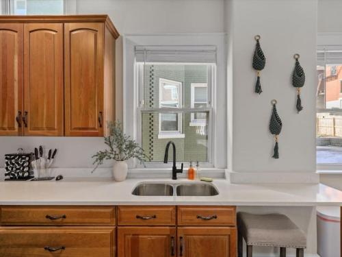 Η κουζίνα ή μικρή κουζίνα στο Deluxe 6 Bedroom 3 Min to Downtown w 2-car Driveway