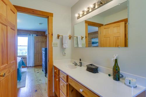 ein Bad mit einem Waschbecken und einem Spiegel in der Unterkunft Stunning Gore Vacation Rental on 10 Acres of Land! 