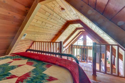 Bett in einem Zimmer mit einem großen Fenster in der Unterkunft Stunning Gore Vacation Rental on 10 Acres of Land! 