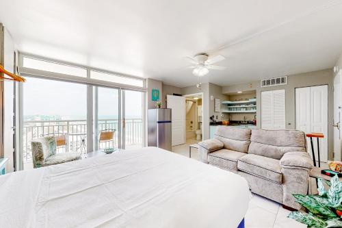 マートルビーチにあるBay Watch 1901のリビングルーム(大きな白いベッド1台、ソファ付)