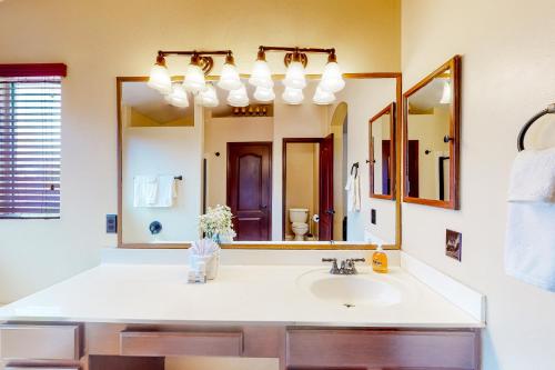 een badkamer met een wastafel en een grote spiegel bij Renee Retreat in Phoenix