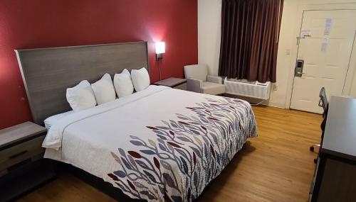 Säng eller sängar i ett rum på Red Roof Inn & Suites Cornelius - Lake Norman