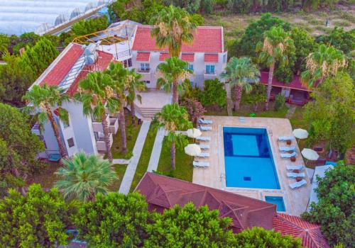 una vista aérea de una casa con piscina en Tekirova butik hotel, en Kemer