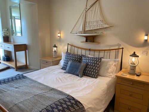 1 dormitorio con 1 cama con un barco en la pared en Apartment 24 en Salcombe