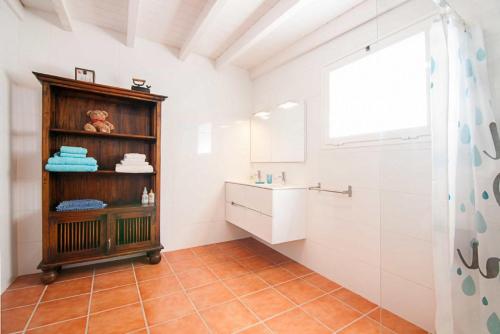 y baño con lavabo y ducha. en Villa Vista Mar, en Yaiza