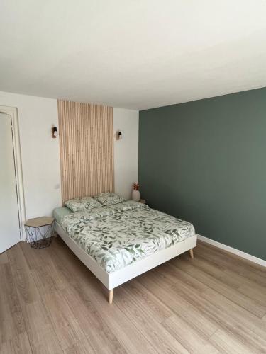 sypialnia z łóżkiem w pokoju w obiekcie Le Central : Appartement cosy et calme w mieście Saint-Germain-de-Joux