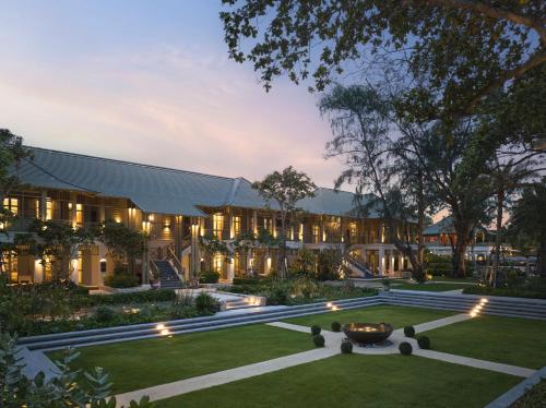Un jardín fuera de Charras Bhawan Hotel and Residences
