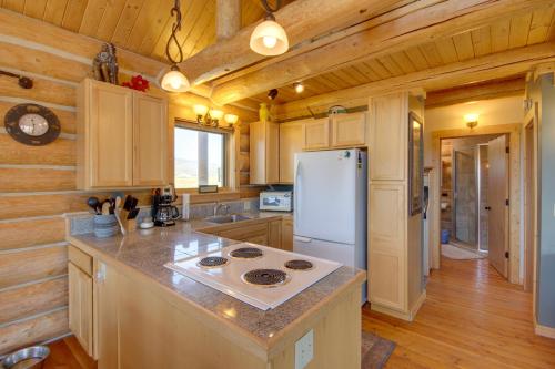 Η κουζίνα ή μικρή κουζίνα στο Yellowstone Cabin with Stunning Mountain Views