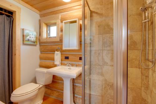 y baño con aseo, lavabo y ducha. en Yellowstone Cabin with Stunning Mountain Views, en Livingston
