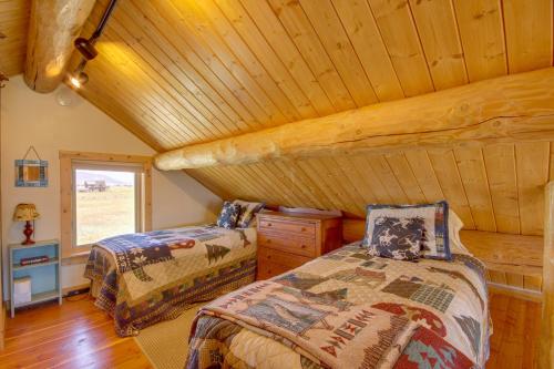 1 dormitorio con 2 camas en una cabaña de madera en Yellowstone Cabin with Stunning Mountain Views, en Livingston