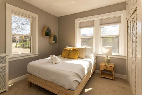 1 dormitorio con 1 cama y 2 ventanas en Spacious in Hyde Park with Patio, en Cincinnati
