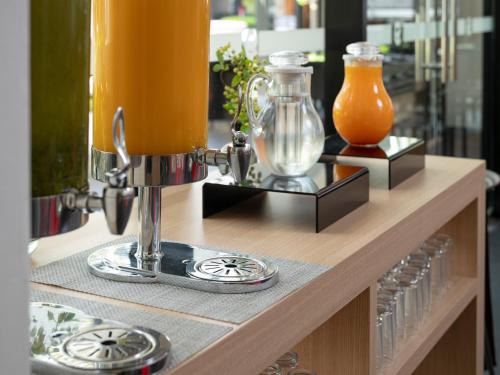 uma mesa com uma bebida em cima em Ramada Encore by Wyndham Guadalajara Sur em Guadalajara