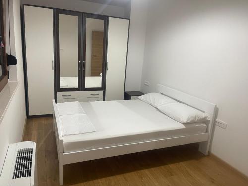 Tempat tidur dalam kamar di Apartman Ž
