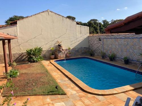 a swimming pool in the backyard of a house at Vila agradável e confortável com piscina in Pirenópolis
