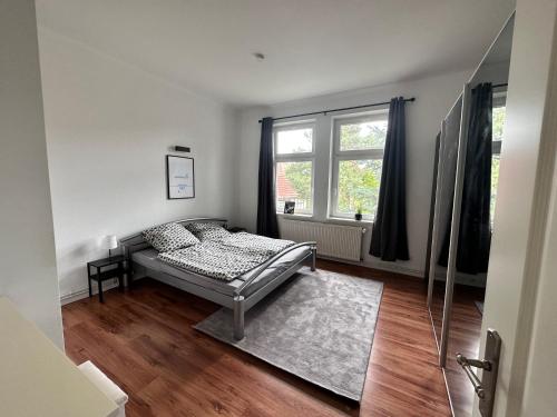1 dormitorio con cama y ventana en JP Altstadt Apartment, en Erfurt