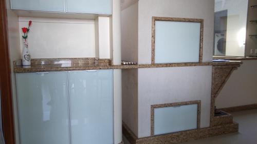 eine Küche mit einer Theke mit zwei Spiegeln darauf in der Unterkunft Apartamento Bicho do Mar in Torres