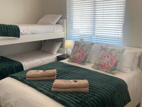 duas toalhas em cima de uma cama num quarto em Riekert's Self-Catering Apartment @Silver Sands em Swakopmund