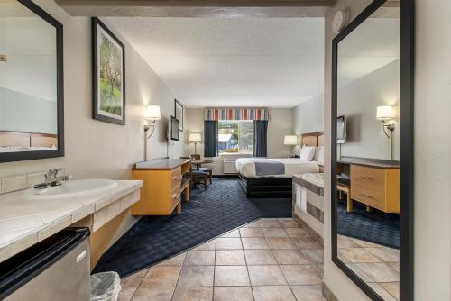 Habitación de hotel con cama y baño en Dunes Waterfront Resort en Mears