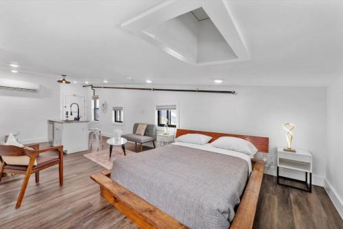 Postel nebo postele na pokoji v ubytování Brand New on the Streetcar line