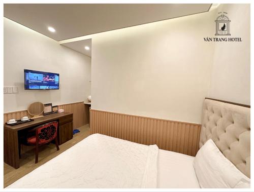 Postel nebo postele na pokoji v ubytování Vân Trang Hotel