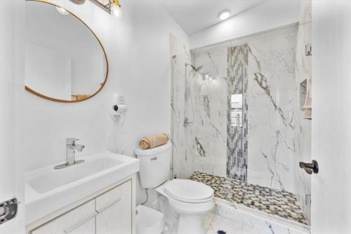 Koupelna v ubytování Brand New on the Streetcar line