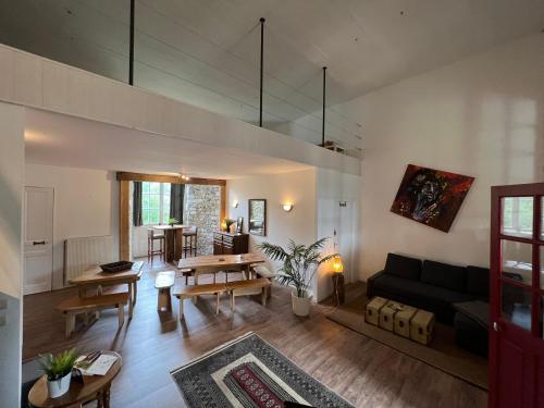 un salon avec un canapé et une table dans l'établissement Château de la Groulais, à Blain