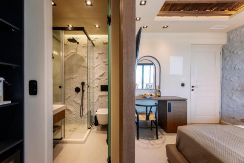 1 dormitorio y baño con ducha. en Deep blue suites, en Agios Prokopios