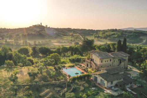 z góry widok na dom z basenem w obiekcie Agriturismo I Pini w mieście San Gimignano