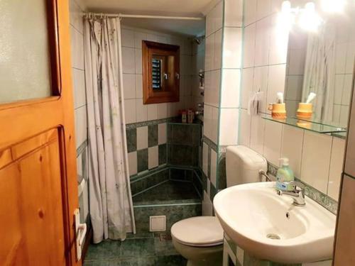 La salle de bains est pourvue d'un lavabo, de toilettes et d'une douche. dans l'établissement Cabana Cheia Fericirii - Forest Family Retreat, à Cheia