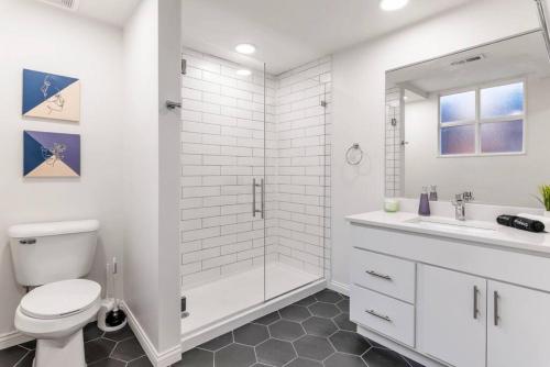 een witte badkamer met een toilet en een wastafel bij Deluxe 3BR Loft Walkable to Everything Downtown in Cincinnati