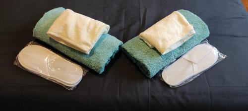 2 asciugamani sono seduti sopra un letto di Modern 1-Bed Flat in Wigan a Wigan