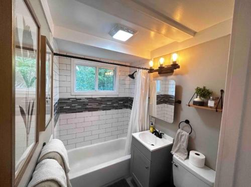 Ένα μπάνιο στο 8th Street Haven - 3 bedroom House in DT Hamilton