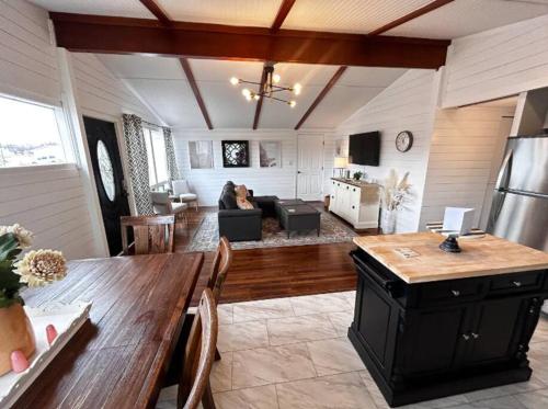 Η κουζίνα ή μικρή κουζίνα στο 8th Street Haven - 3 bedroom House in DT Hamilton