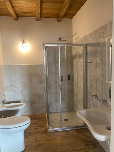 y baño con ducha, aseo y lavamanos. en Agriturismo Il Mulino della Rocca en Berceto