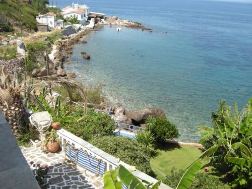 a view of the ocean from a house at Alkioni Studios in Karlovasi