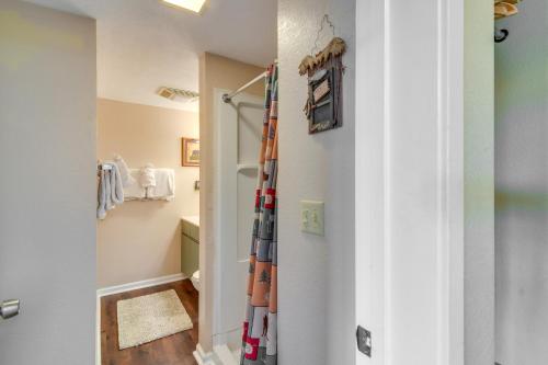 Habitación con baño con cortina de ducha. en Granby Vacation Rental Less Than 1 Mi to Granby Ranch! en Granby