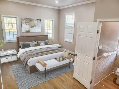- une chambre avec un grand lit et une porte blanche dans l'établissement Comfy 2-BR Newly Renovated Abode in Fayetteville, à Fayetteville