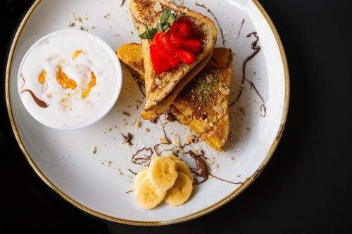 een bord met toast en aardbeien erop bij Arthurs in Hillsborough