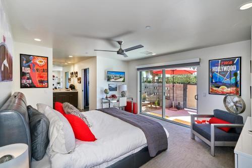 パーム・スプリングスにあるStunning Palm Springs 2 Bedroom Condoのベッドルーム1室(大型ベッド1台、赤い枕付)