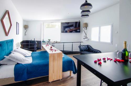 Un dormitorio con una cama y una mesa con rosas. en Mieuxqualhotel jacuzzi privatif La retro, en Burdeos