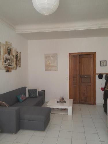 un salon avec un canapé et une table dans l'établissement Appartement en plein cœur du centre historique, à Montpellier