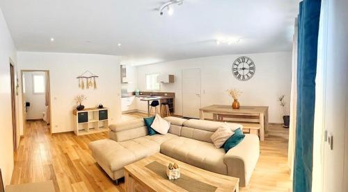 un salon avec un canapé et une table dans l'établissement A PIAZZOLA, à Petreto-Bicchisano